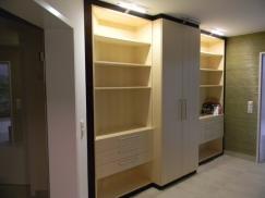Einbau Regal-Schrank-Kombination beleuchtet