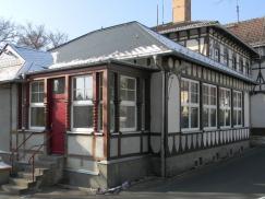 Fenster und Haustür in Fachwerkgebäude
