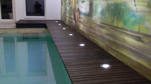 Holzdielen als Pool Umrandung mit Beleuchtung