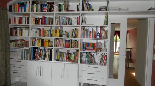 Bücherregal unter Dachschräge
