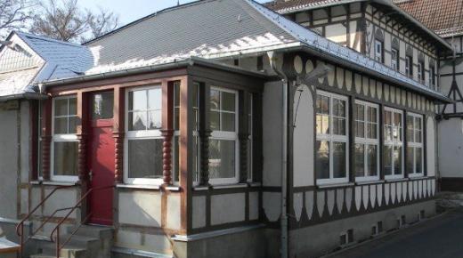 Fenster und Haustür in Fachwerkgebäude