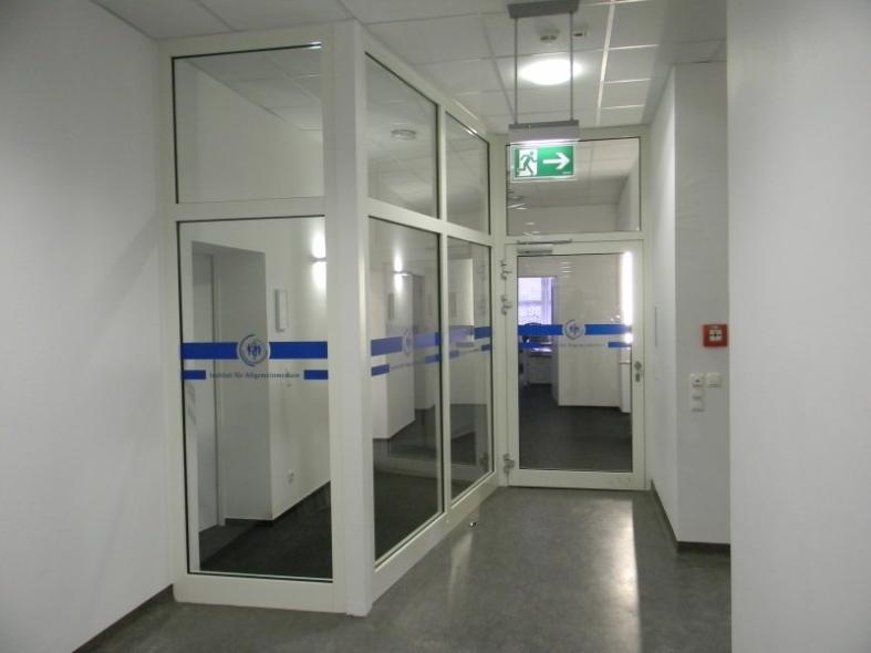 Kunststoff-Fenster und Tür mit großen Glaseinsätzen als Raumtrenner