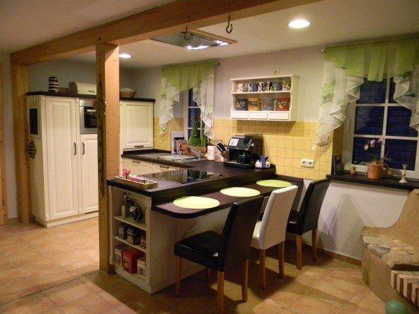 Küche klassischer Stil weiß mit dunkler Arbeitsfläche 