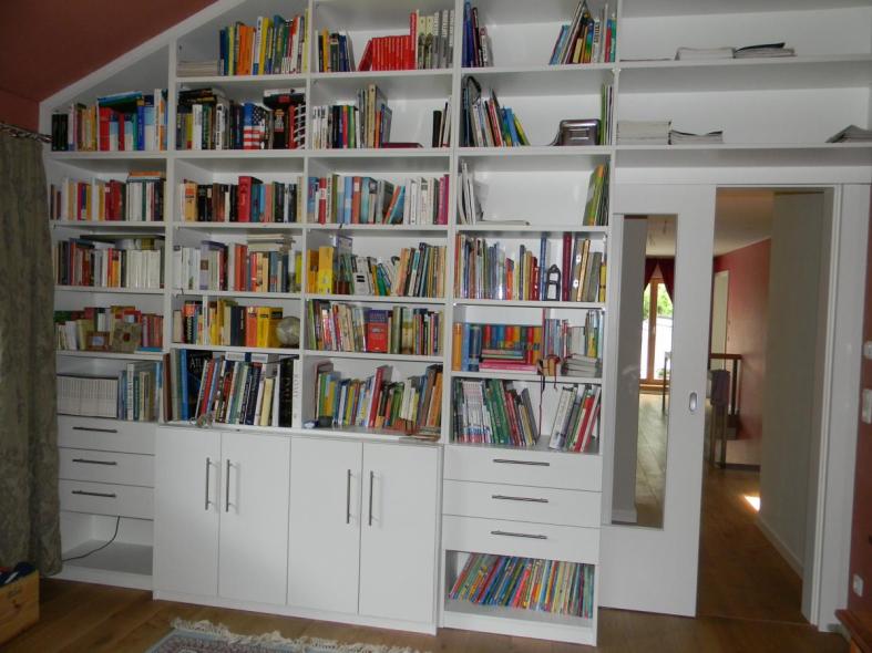 Bücherregal unter Dachschräge