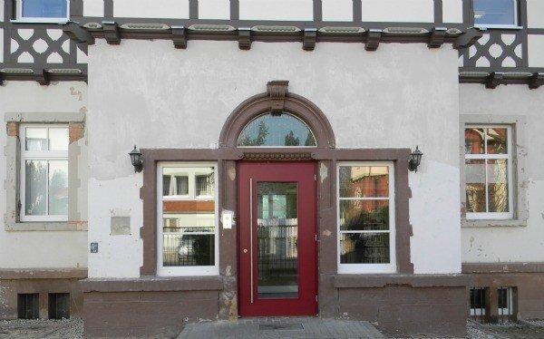 Haustür in rot mit großer Glasscheibe