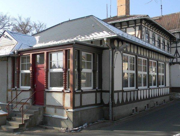 Fenster und Haustür in Fachwerkgebäude