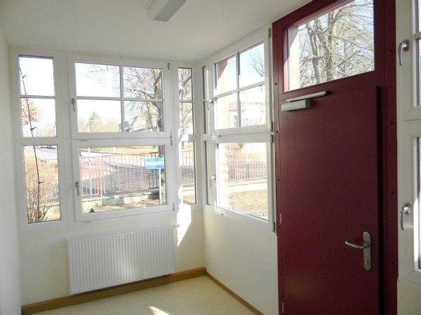 Rote Haustür und weiße Holz-Fenster Innenansicht